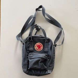 Kanken sling in graphite